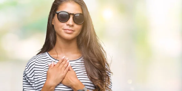 Young Beautiful Arab Woman Wearing Sunglasses Isolated Background Smiling Hands — Stock Photo, Image