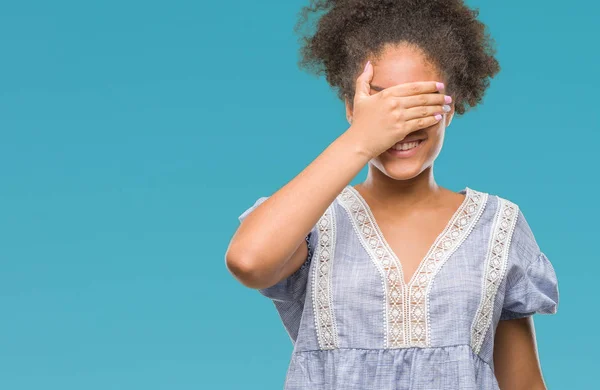 Jonge Afro Amerikaanse Vrouw Geïsoleerde Achtergrond Glimlachen Lachen Met Hand — Stockfoto