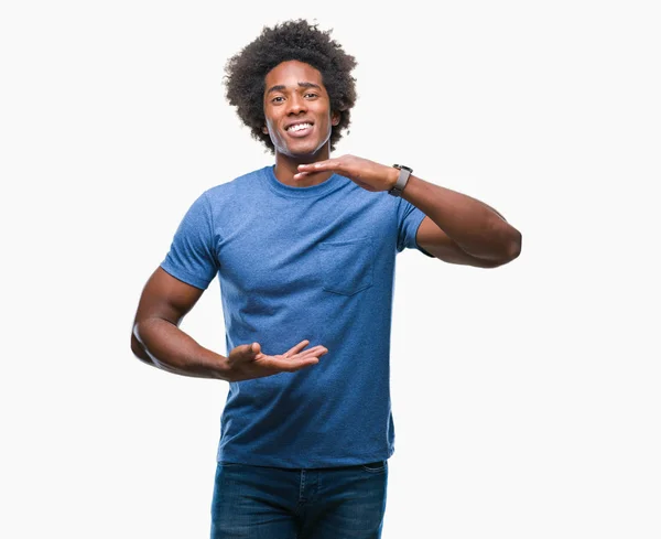 美国黑人男子在孤立的背景手势与手显示大和大尺寸标志 测量符号 微笑着看着相机 测量概念 — 图库照片