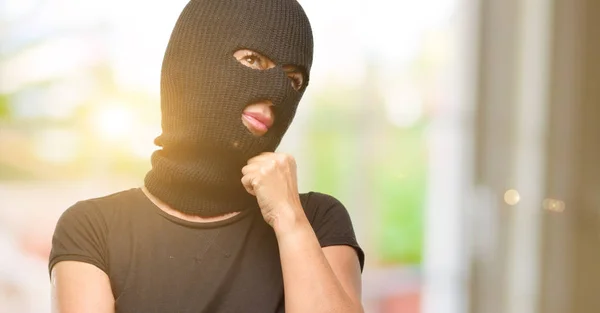 Inbrottstjuv Terrorism Kvinna Bär Balaclava Ski Mask Tänkande Och Letar — Stockfoto