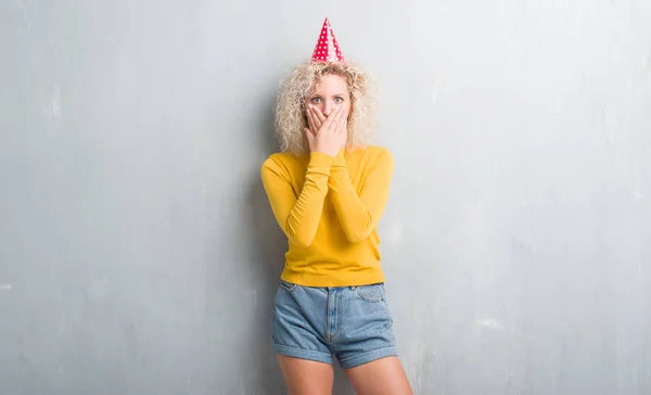 Joven Mujer Rubia Sobre Pared Gris Grunge Con Sombrero Cumpleaños —  Fotos de Stock