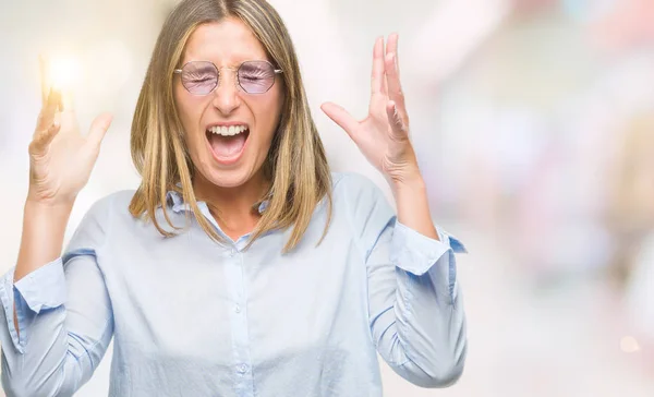 Mujer Hermosa Joven Con Gafas Sol Sobre Fondo Aislado Celebrando —  Fotos de Stock