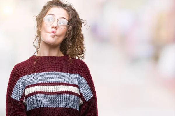 Hermosa Morena Pelo Rizado Chica Joven Con Gafas Sobre Fondo — Foto de Stock