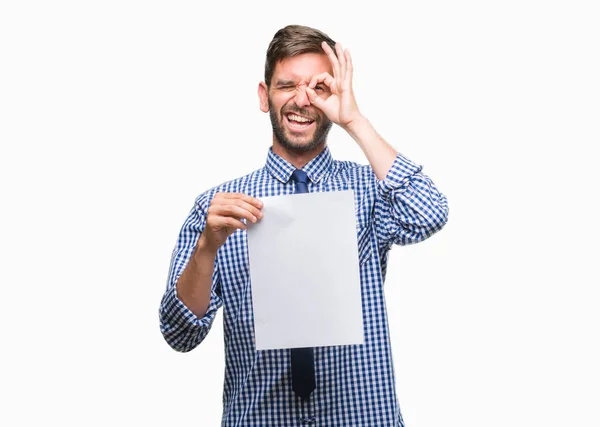 Joven Hombre Guapo Sosteniendo Papel Blanco Sobre Fondo Aislado Con —  Fotos de Stock