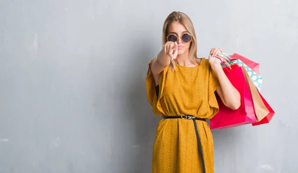 Mulher Bonita Sobre Grunge Cinza Parede Segurando Sacos Compras Vendas — Fotografia de Stock