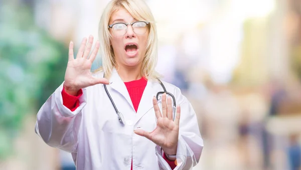 Jonge Mooie Blonde Dokter Vrouw Medische Uniform Dragen Geïsoleerde Achtergrond — Stockfoto