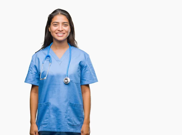 顔に幸せとクールな笑みを浮かべて隔離された背景に若いアラブ医師外科医女 幸運な人 — ストック写真