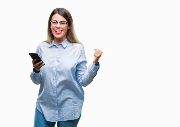 Jonge Mooie Zakelijke Vrouw Sms Bericht Smartphone Geïsoleerde Achtergrond Schreeuwen — Stockfoto