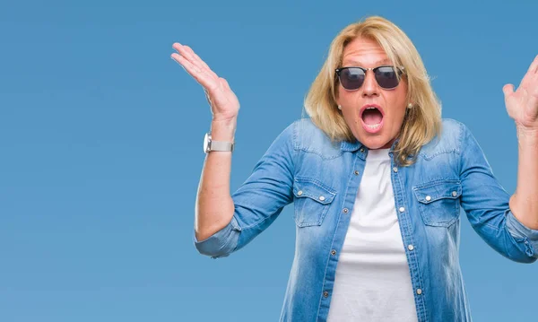Blonde Frau Mittleren Alters Mit Sonnenbrille Vor Isoliertem Hintergrund Feiert — Stockfoto
