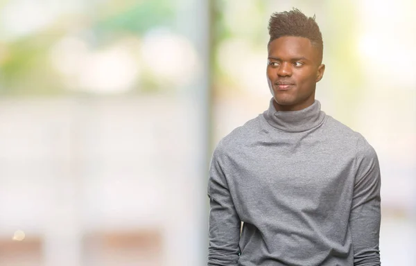 Joven Afroamericano Hombre Sobre Aislado Fondo Sonriendo Mirando Lado Mirando — Foto de Stock