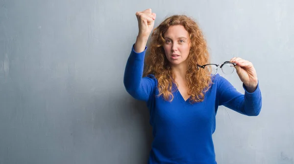 Junge Rothaarige Frau Über Grauer Grunge Wand Mit Optischer Brille — Stockfoto