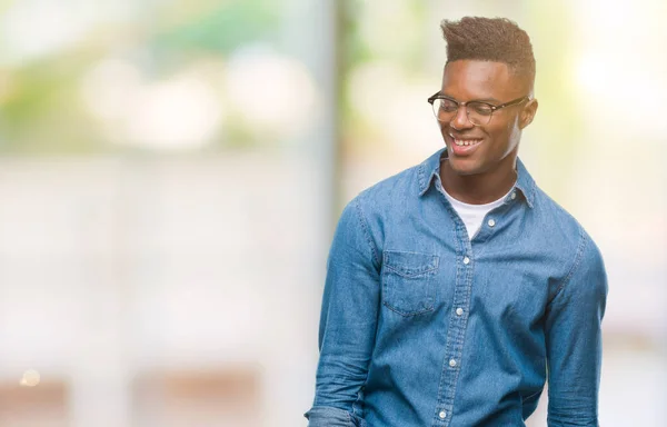 Unga Afroamerikanska Mannen Över Isolerade Bakgrund Tittar Bort Till Sida — Stockfoto