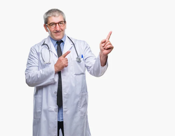 Bonito Médico Sênior Homem Sobre Fundo Isolado Sorrindo Olhando Para — Fotografia de Stock