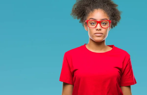 Mladá Afro Americký Žena Nosí Brýle Izolované Pozadí Vážným Výrazem — Stock fotografie