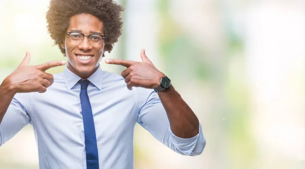 Afro Amerikansk Affärsman Bära Glasögon Över Isolerade Bakgrund Leende Självsäker — Stockfoto