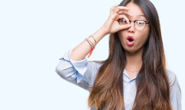 若いアジア ビジネス女性 のジェスチャーを行う分離の背景に眼鏡は驚いた顔 指を通して見る目でショックを受けた 疑うような式 — ストック写真