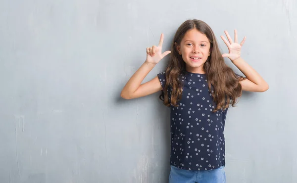 Junges Hispanisches Kind Über Grunge Grauer Wand Zeigt Und Zeigt — Stockfoto