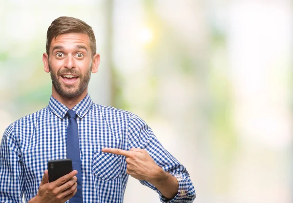 Giovane Uomo Hadsome Sms Invio Messaggi Utilizzando Smartphone Sfondo Isolato — Foto Stock