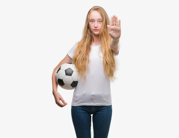 Blonde Tiener Vrouw Met Voetbal Voetbal Met Open Hand Doen — Stockfoto