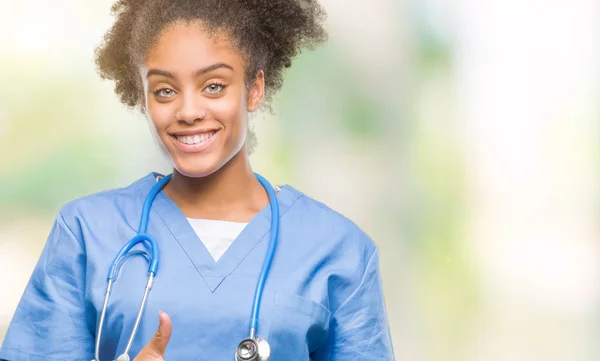 Jeune Afro Américaine Médecin Femme Sur Fond Isolé Faire Des — Photo