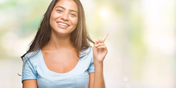 Joven Mujer Árabe Hermosa Sobre Fondo Aislado Con Una Gran —  Fotos de Stock