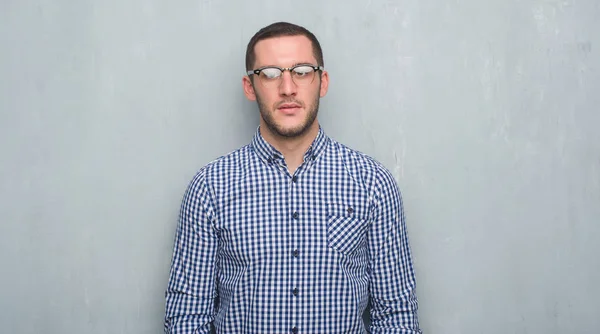 Junger Kaukasischer Geschäftsmann Über Grauer Grunge Wand Mit Selbstbewusstem Gesichtsausdruck — Stockfoto