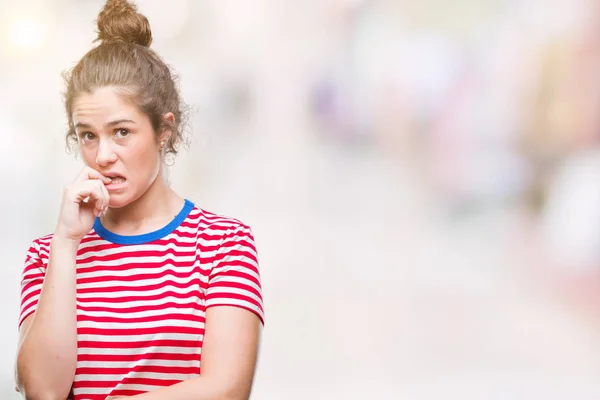 Mooie Brunette Krullend Haar Jong Meisje Dragen Casual Kijken Geïsoleerd — Stockfoto