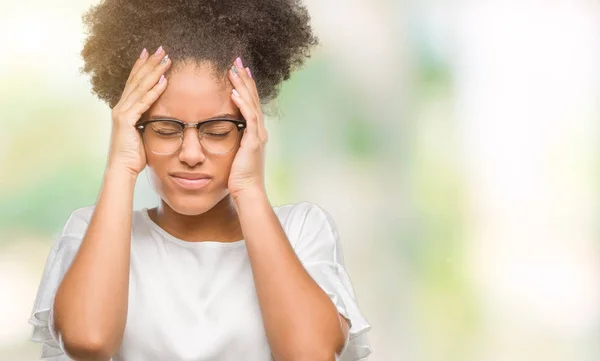 Mujer Afroamericana Joven Con Gafas Sobre Fondo Aislado Que Sufre —  Fotos de Stock