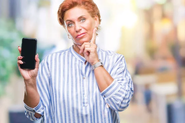 Korzystna Starszy Rude Kaukaski Kobieta Pokazując Ekran Smartfona Białym Tle — Zdjęcie stockowe