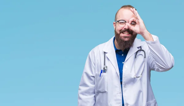 Joven Caucásico Doctor Hombre Usando Médico Blanco Capa Sobre Aislado — Foto de Stock
