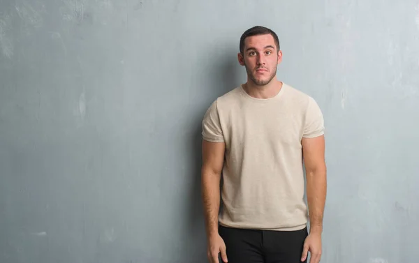 Joven Caucásico Hombre Sobre Gris Grunge Pared Deprimido Preocuparse Por — Foto de Stock