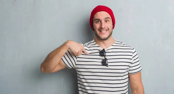 Jeune Homme Caucasien Sur Mur Gris Grunge Portant Bonnet Laine — Photo