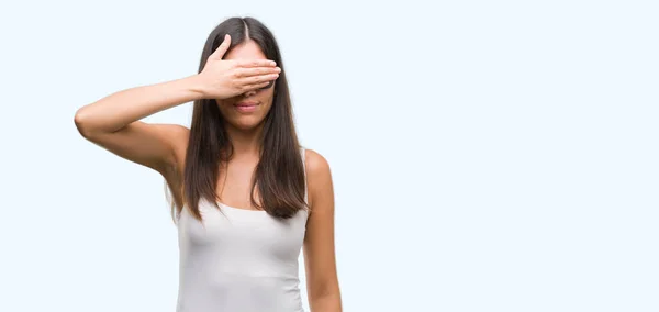 Joven Hermosa Hispana Con Gafas Sol Sonriendo Riendo Con Mano —  Fotos de Stock