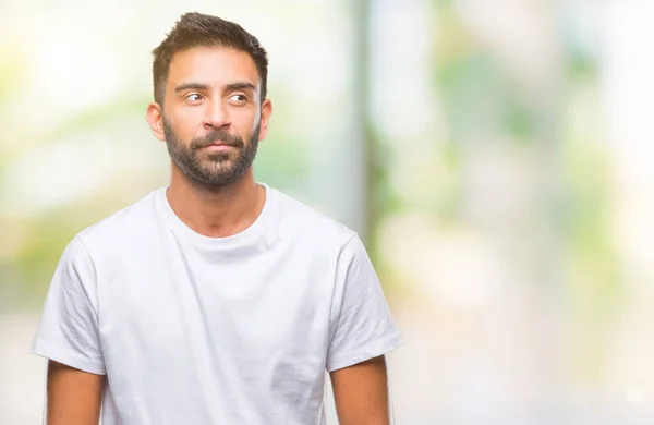 Adulto Ispanico Uomo Sfondo Isolato Sorridente Guardando Lato Fissando Pensando — Foto Stock