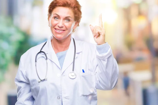 高级白种人医生妇女穿着医疗制服在孤立的背景指向手指与成功的想法 离开和快乐 — 图库照片