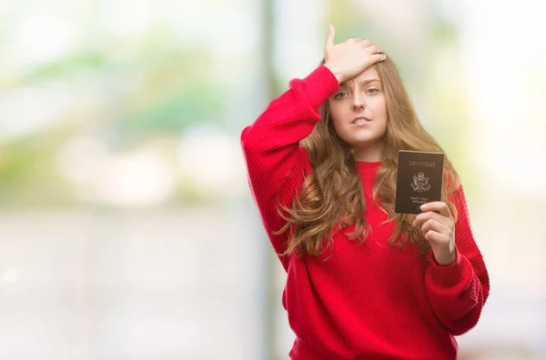 Mladá Blond Žena Držící Pas Spojených Států Amerických Zdůraznil Rukou — Stock fotografie