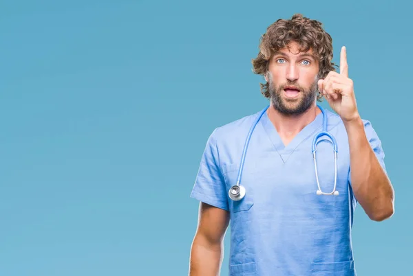 Przystojny Hiszpanin Chirurg Lekarz Mężczyzna Białym Tle Wskazując Palcem Udany — Zdjęcie stockowe