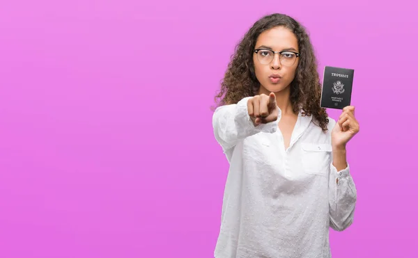 Jovem Hispânica Segurando Passaporte Dos Estados Unidos América Apontando Com — Fotografia de Stock