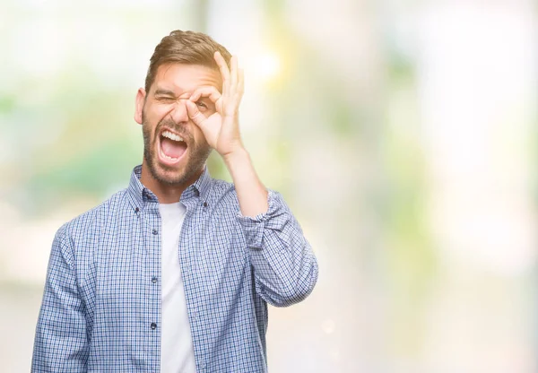 Joven Hombre Guapo Con Una Camiseta Blanca Sobre Fondo Aislado — Foto de Stock