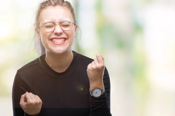 Junge Blonde Frau Mit Brille Vor Isoliertem Hintergrund Sehr Glücklich — Stockfoto