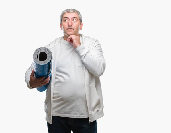 Bonito Homem Sênior Segurando Tapete Ioga Sobre Fundo Isolado Rosto — Fotografia de Stock