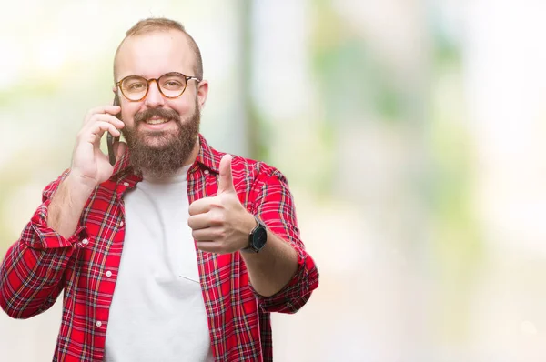 Jovem Caucasiano Hipster Homem Falando Smartphone Sobre Fundo Isolado Feliz — Fotografia de Stock