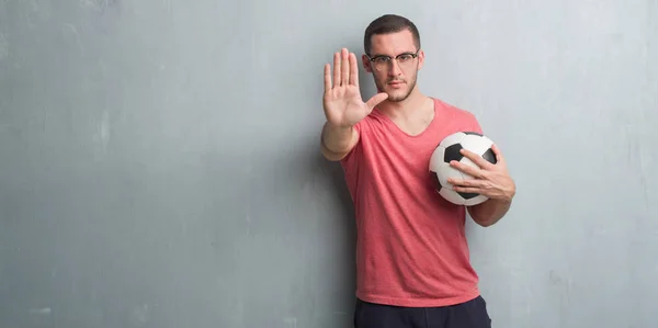 Junger Kaukasischer Mann Über Grauer Grunge Wand Fußballball Mit Offener — Stockfoto