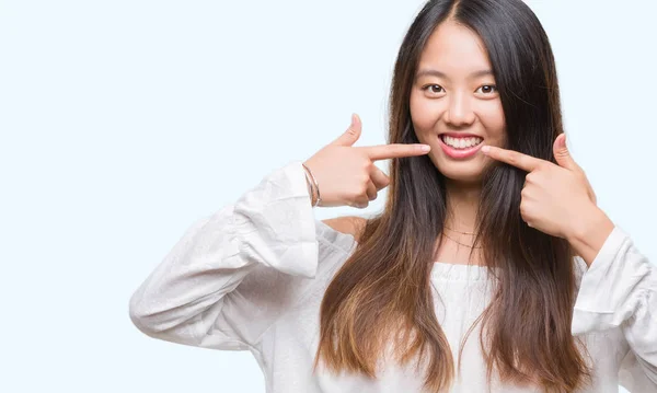 Jonge Aziatische Vrouw Geïsoleerde Achtergrond Glimlachend Vertrouwen Tonen Wijzen Niet — Stockfoto