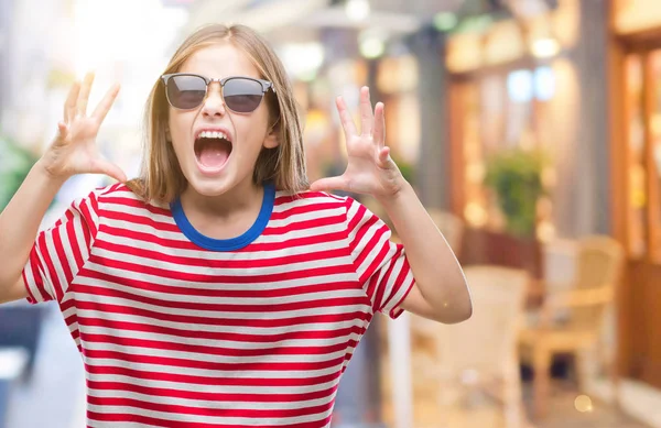 Junge Schöne Mädchen Mit Sonnenbrille Über Isoliertem Hintergrund Verrückt Und — Stockfoto