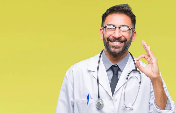 Homem Médico Hispânico Adulto Sobre Fundo Isolado Sorrindo Positivo Fazendo — Fotografia de Stock