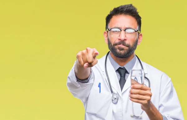 Médico Hispano Adulto Bebiendo Vaso Agua Sobre Fondo Aislado Señalando —  Fotos de Stock