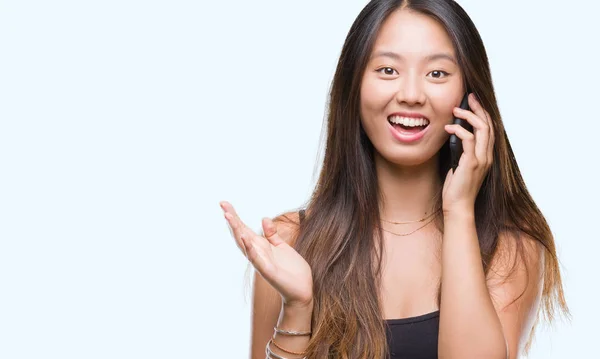 Jonge Aziatische Vrouw Spreken Telefoon Geïsoleerde Achtergrond Erg Blij Opgewonden — Stockfoto