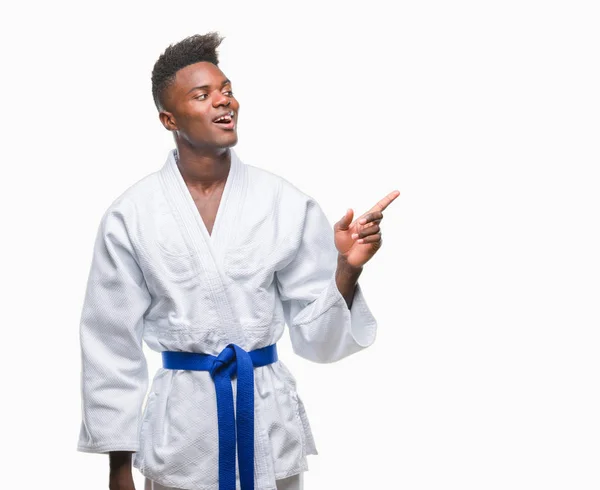 Unga Afroamerikanska Mannen Över Isolerade Bakgrunden Iklädd Kimono Med Ett — Stockfoto