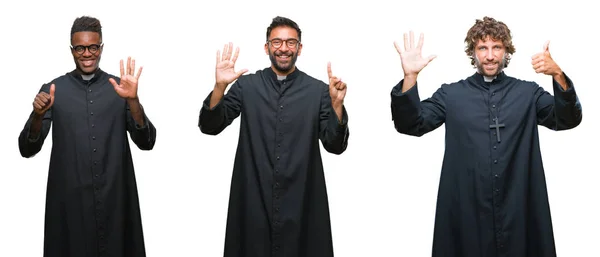 孤立した背景を示すと指で上向きにわたるキリスト教の司祭人のコラージュ ナンバー 自信を持って 幸せな笑みを浮かべて — ストック写真